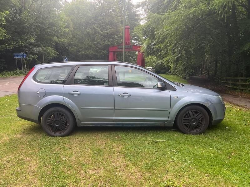 Blue Used 2006 Ford Focus Ghia Estate | £999 (Fair price) - Image 1/4