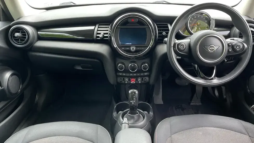 Used Mini Cooper Classic 134 HP (98 kW) 2019 Pepper white Hatchback