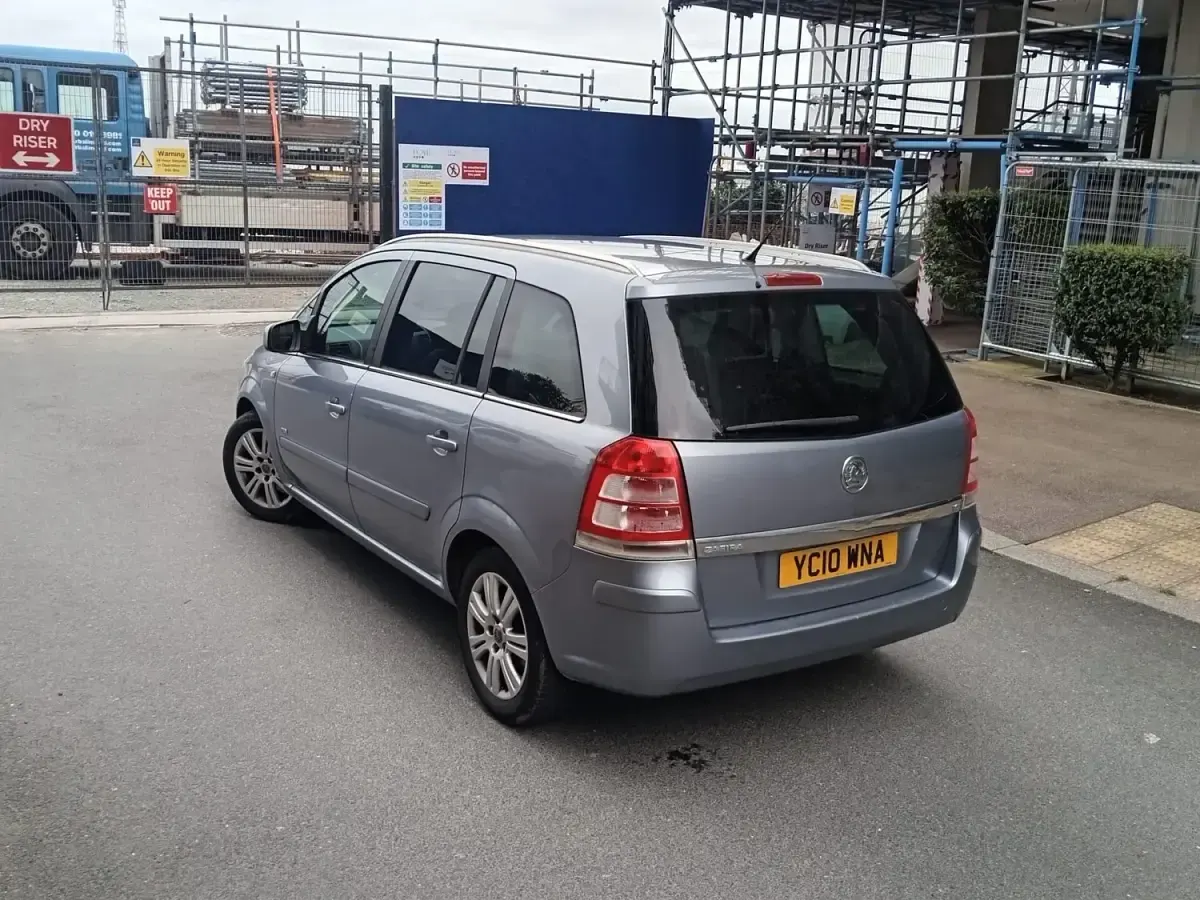 Gebraucht Vauxhall Zafira Design Edition 115 PS (84 kW) 2010 Silber Van / Kleinbus