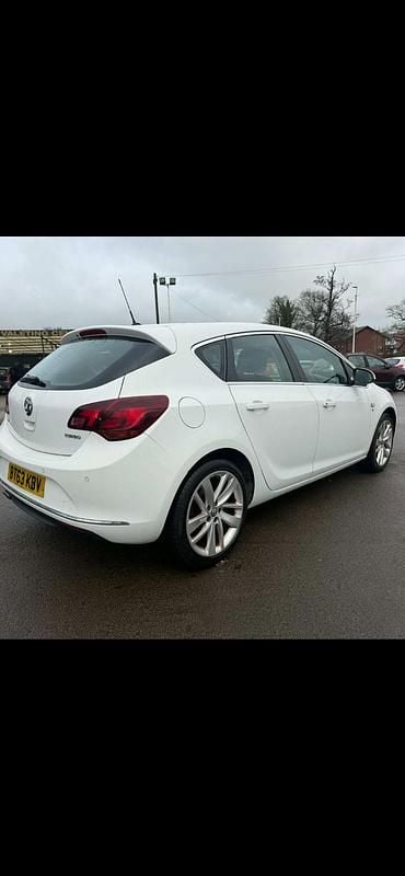 Used Vauxhall Astra SRi 140 HP (102 kW) 2013 White Hatchback