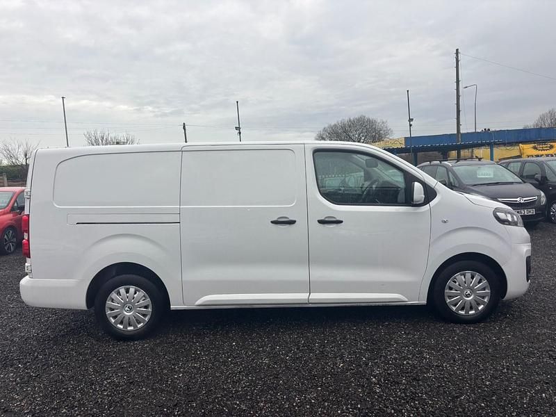 Used Vauxhall Vivaro 145 HP (106 kW) 2023 White MPV