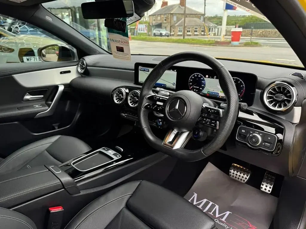 Begagnad Mercedes A35 AMG Premium 2023 Gul Halvkombi