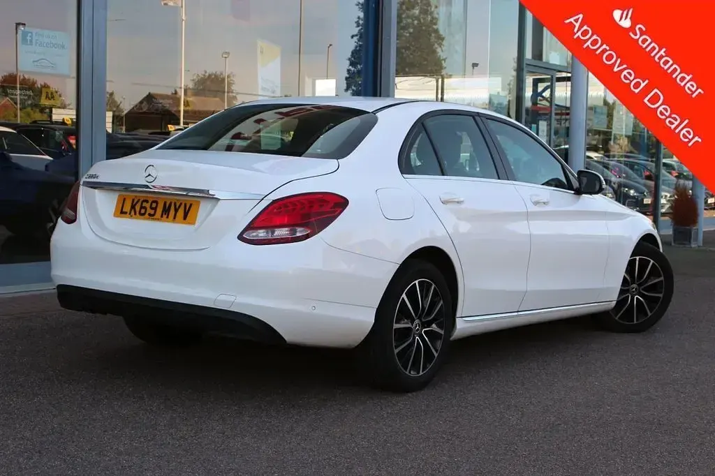 Used Mercedes C220 SE 194 HP (142 kW) 2019 White Sedan