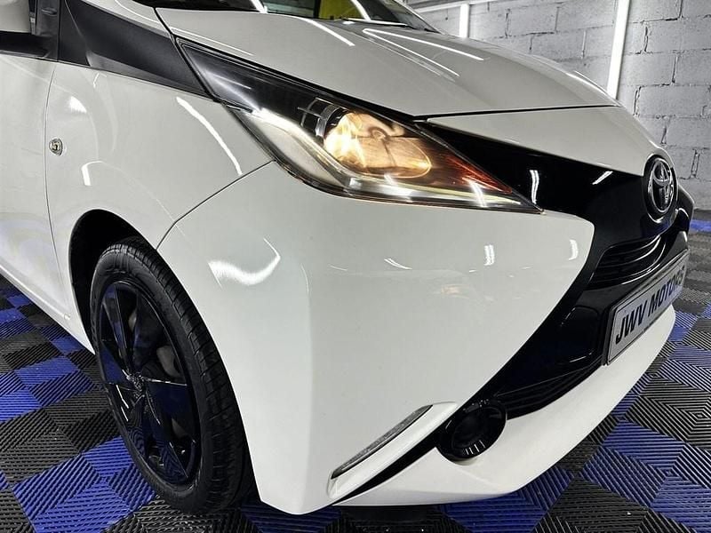 Begagnad Toyota Aygo X-play 2016 Vit Halvkombi