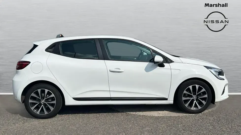 Used Renault Clio Iconic 140 HP (102 kW) 2022 White Hatchback