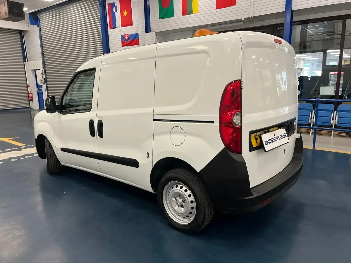 Used Vauxhall Combo 90 HP (66 kW) 2015 White MPV