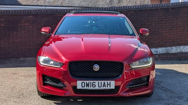 Begagnad Jaguar XE R-Sport 180 HK (132 kW) 2016 Röd Sedan