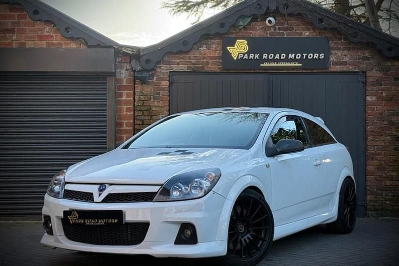 Used Vauxhall Astra Sport 300 HP (220 kW) 2008 White Hatchback