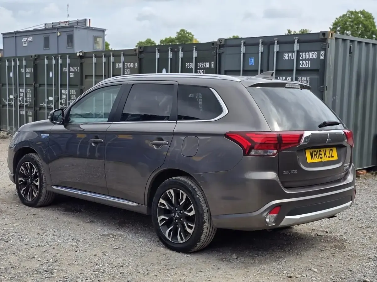 Used Mitsubishi Outlander P-HEV 200 HP (147 kW) 2016 Brown SUV