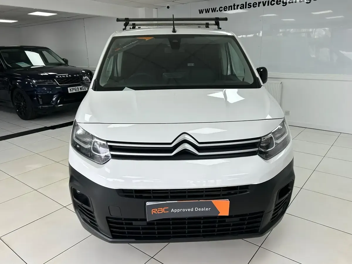 Second-hand Citroën Berlingo 100 CP (73 kW) 2022 Alb Monovolum