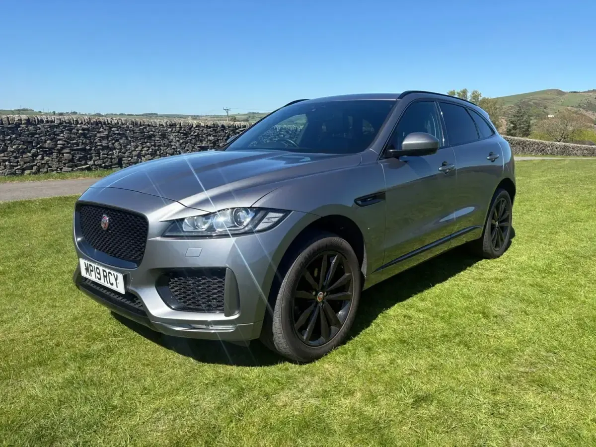 Usado Jaguar F-Pace Chequered Flag 180 HP (132 kW) 2019 Cinzento SUV