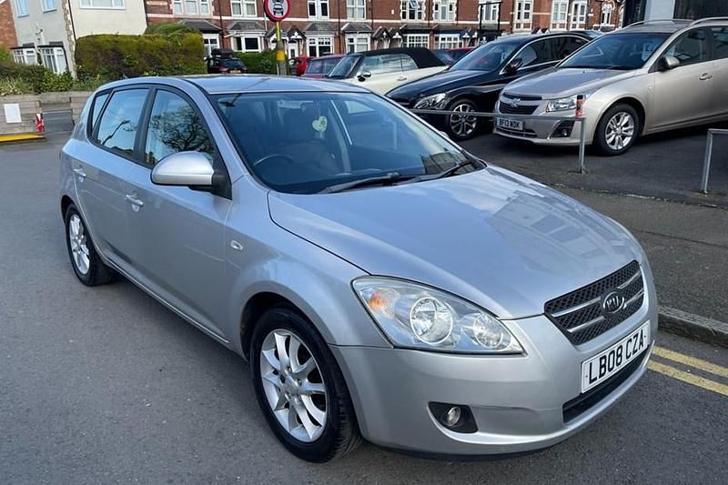 Usado Kia Ceed 122 HP (89 kW) 2008 Prateado Citadino