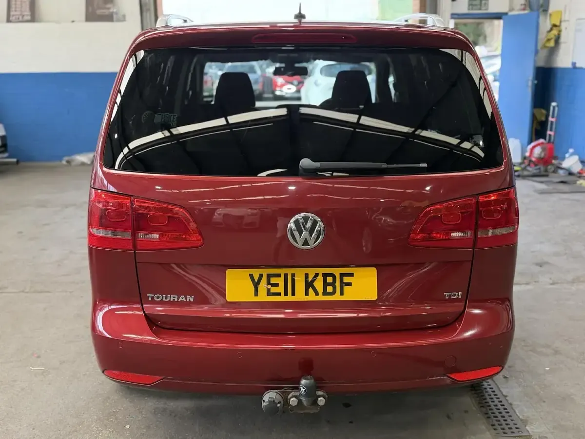 Used VW Touran SE 105 HP (77 kW) 2011 Red MPV