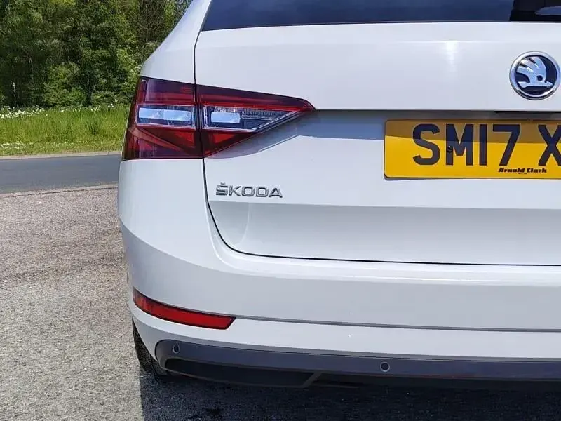 Usado Skoda Superb SE L Executive 150 CV (110 kW) 2017 Blanco Familiar