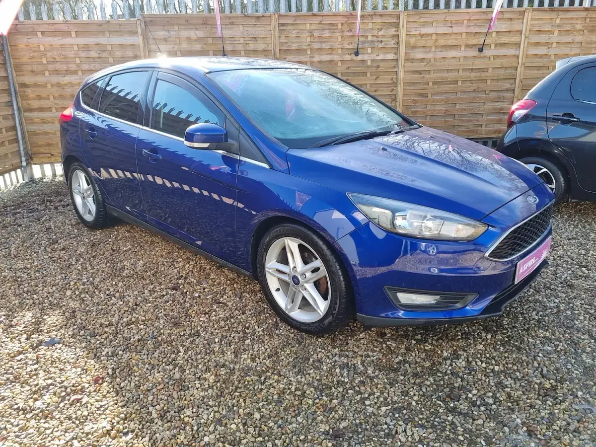 Used Ford Focus Zetec 120 HP (88 kW) 2015 Blue Hatchback
