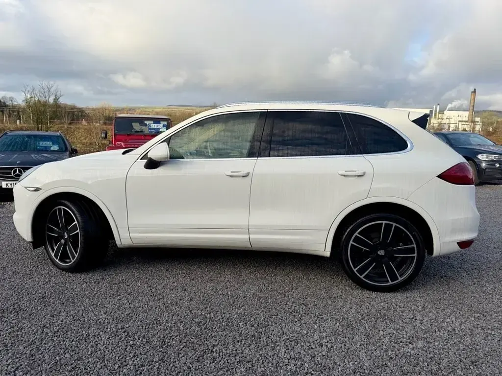 Used Porsche Cayenne 240 HP (176 kW) 2011 White SUV