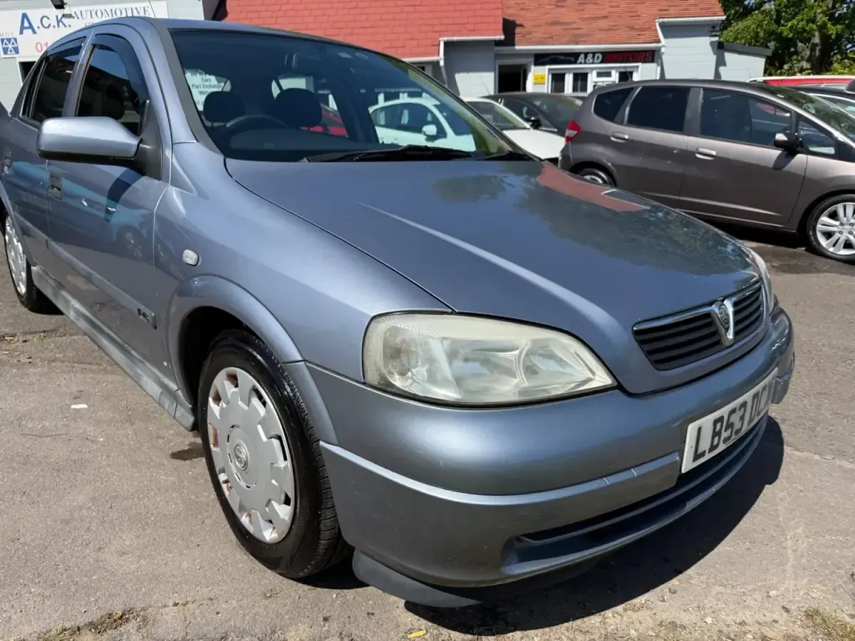 Second-hand Vauxhall Astra Club 105 CP (77 kW) 2004 Argintiu Hatchback