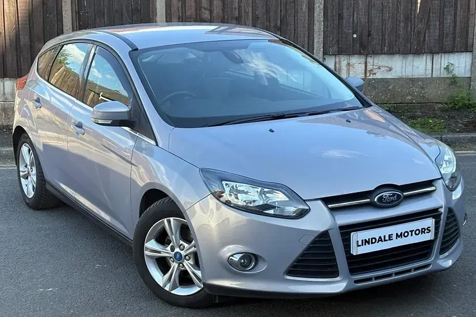 Begagnad Ford Focus Zetec 90 HK (66 kW) 2012 Silver Halvkombi