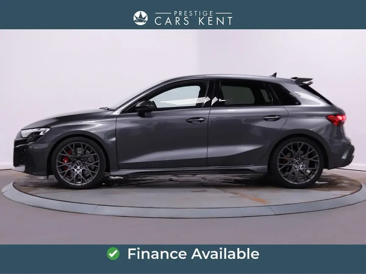 Usado Audi RS3 Performance 400 CV (294 kW) 2025 Gris Berlina