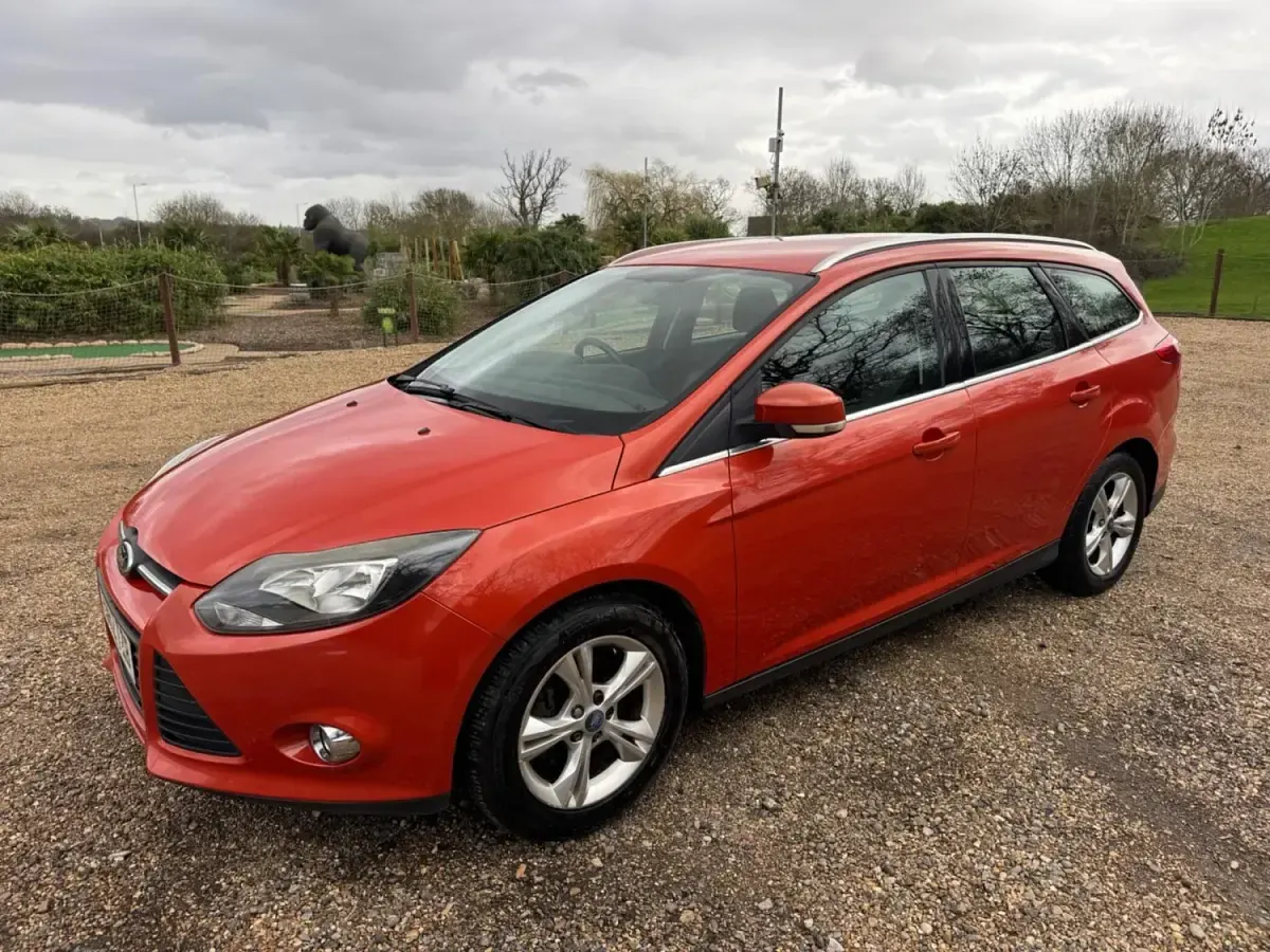 Begagnad Ford Focus Zetec 2012 Röd Kombi