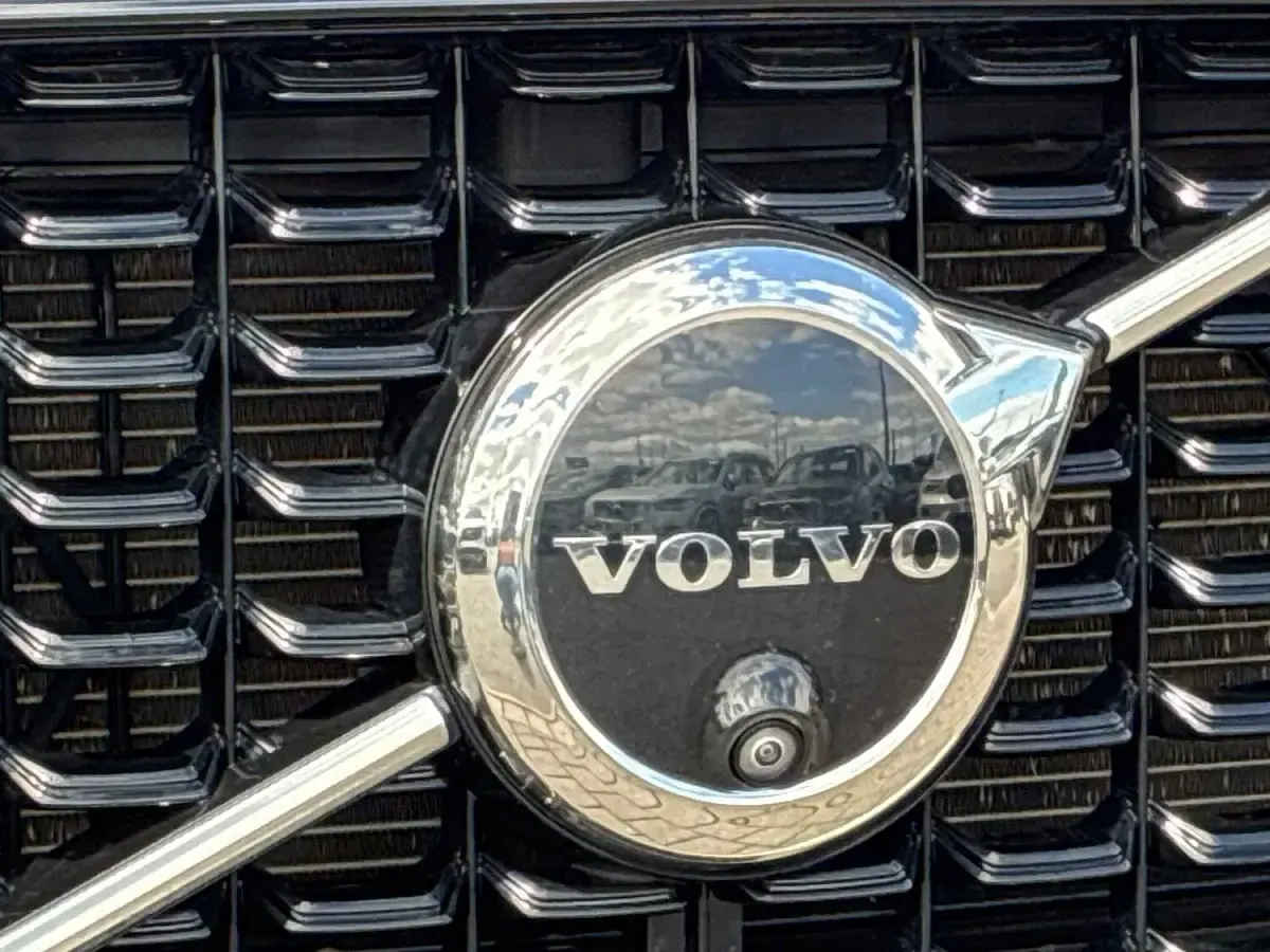 Used Volvo XC60 Ultimate 250 HP (183 kW) 2023 Gold SUV