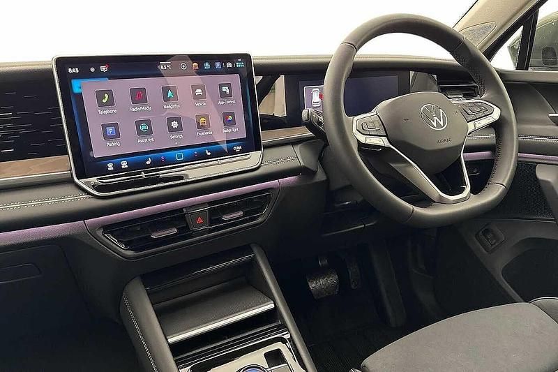 New VW Touran Elegance 2026 Green MPV