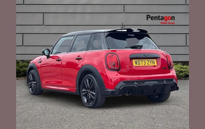Używany Mini Cooper Comfort 134 KM (98 kW) 2024 Czerwony Hatchback