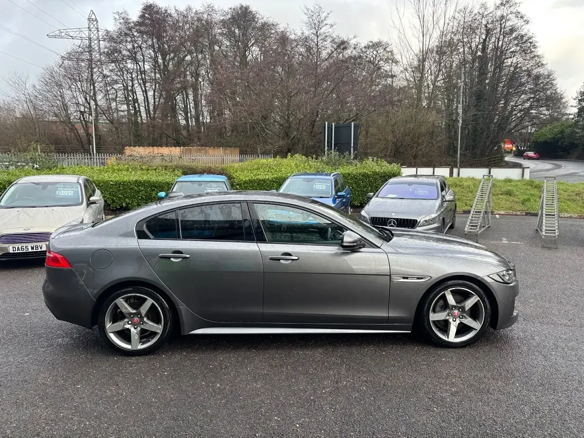 Używany Jaguar XE R-Sport 180 KM (132 kW) 2017 Szary Sedan/Limuzyna