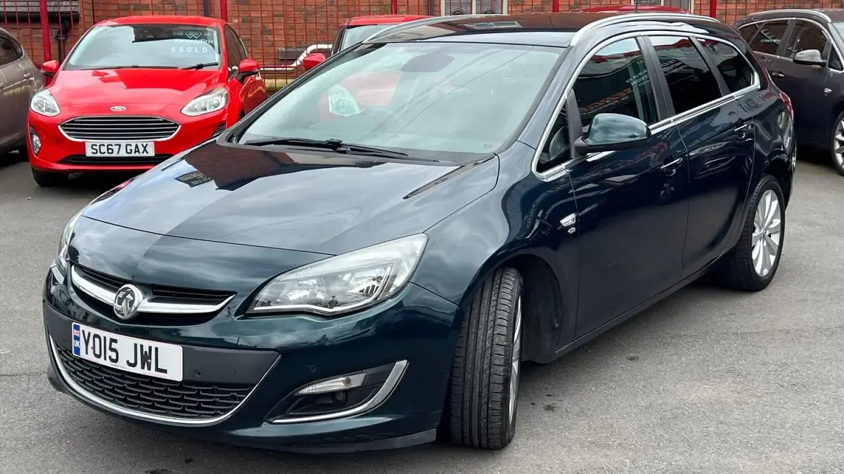 Used Vauxhall Astra Elite 115 HP (84 kW) 2015 Green Estate