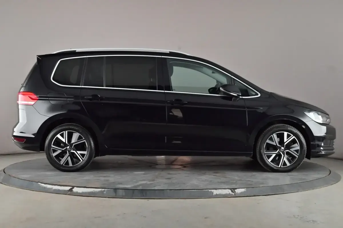 Używany VW Touran SEL 150 KM (110 kW) 2022 Czarny Minivan