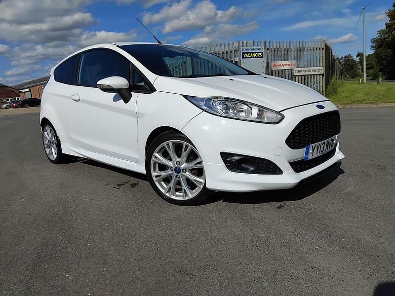 White Used 2013 Ford Fiesta Zetec Hatchback | £4,295 (Fair price) - Image 1/4