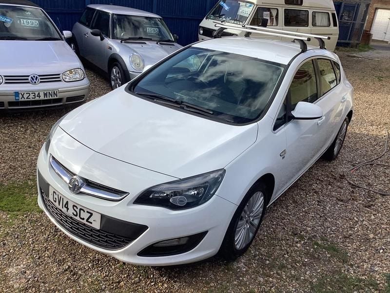 Used Vauxhall Astra Excite 115 HP (84 kW) 2014 White Hatchback