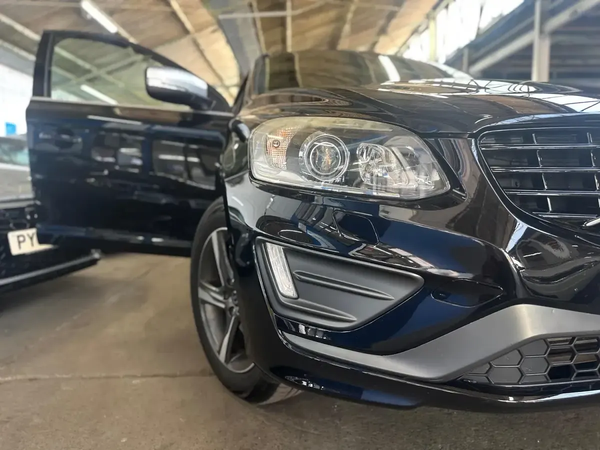 Used Volvo XC60 R-Design 190 HP (139 kW) 2015 Black SUV