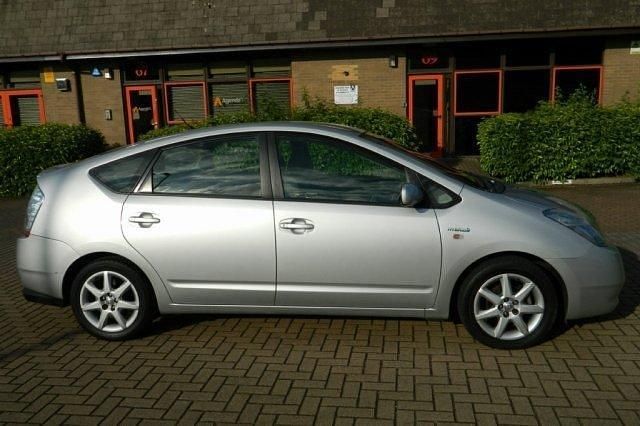 Used Toyota Prius 76 HP (55 kW) 2006 Silver Hatchback