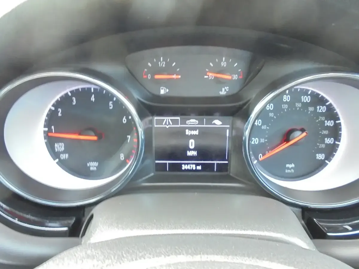 Used Vauxhall Astra SRi 105 HP (77 kW) 2018 White Hatchback