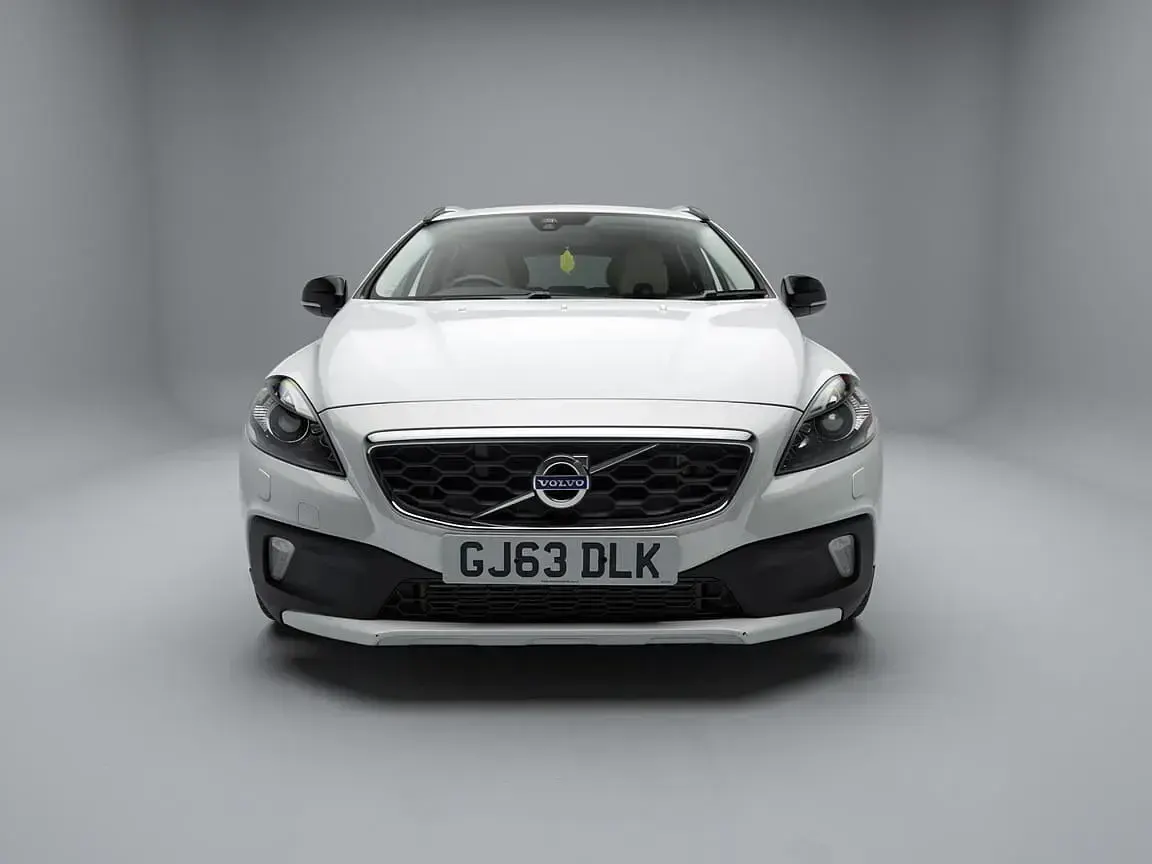 Used Volvo V40 2013 White Hatchback
