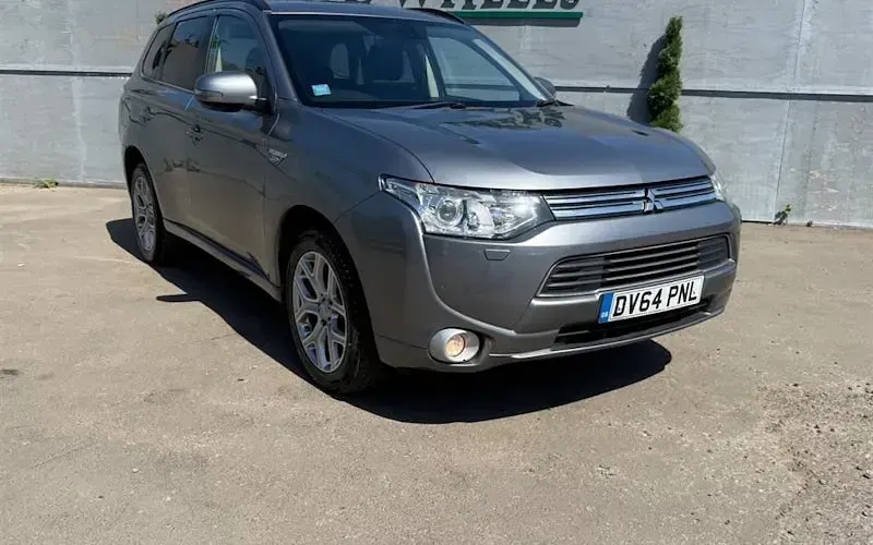 Usado Mitsubishi Outlander P-HEV 121 HP (88 kW) 2015 Carrinha