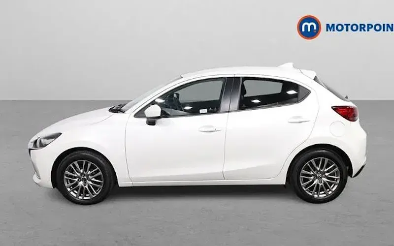 Używany Mazda 2 Inclusive 90 KM (66 kW) 2022 Biały Hatchback