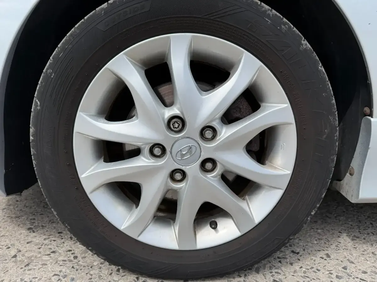 Używany Hyundai i30 Comfort 108 KM (79 kW) 2011 Srebrny Hatchback
