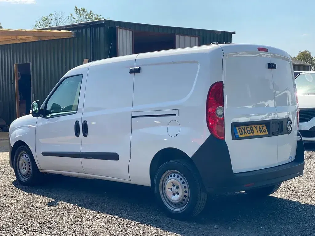 Used Vauxhall Combo 95 HP (69 kW) 2018 White MPV