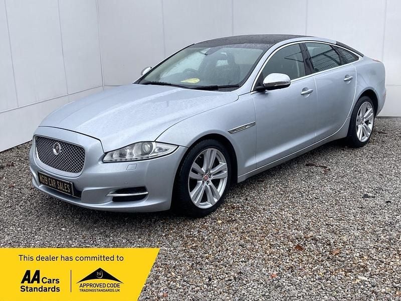 Used Jaguar XJ Luxury 275 HP (202 kW) 2010 Silver Sedan