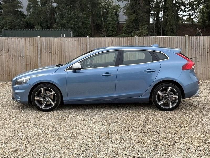 Used Volvo V40 R-Design 152 HP (111 kW) 2015 Blue Estate
