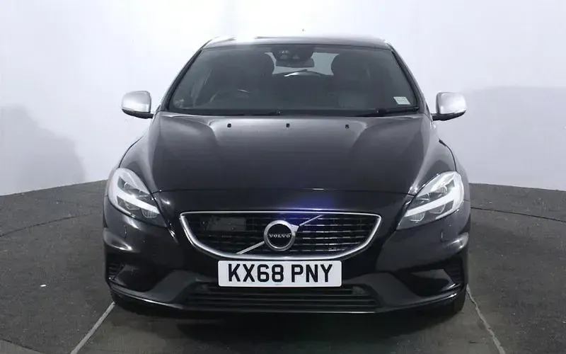 Usado Volvo V40 R-Design 120 CV (88 kW) 2018 Negro Utilitario