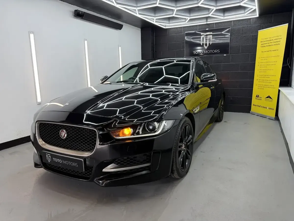 Usado Jaguar XE R-Sport 180 HP (132 kW) 2016 Preto Sedan