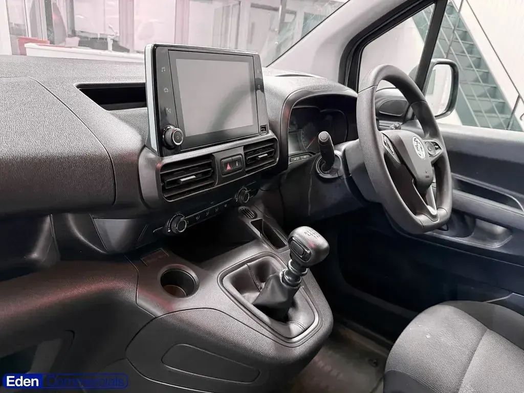 Begagnad Vauxhall Combo S 100 HK (73 kW) 2023 Vit Minibuss