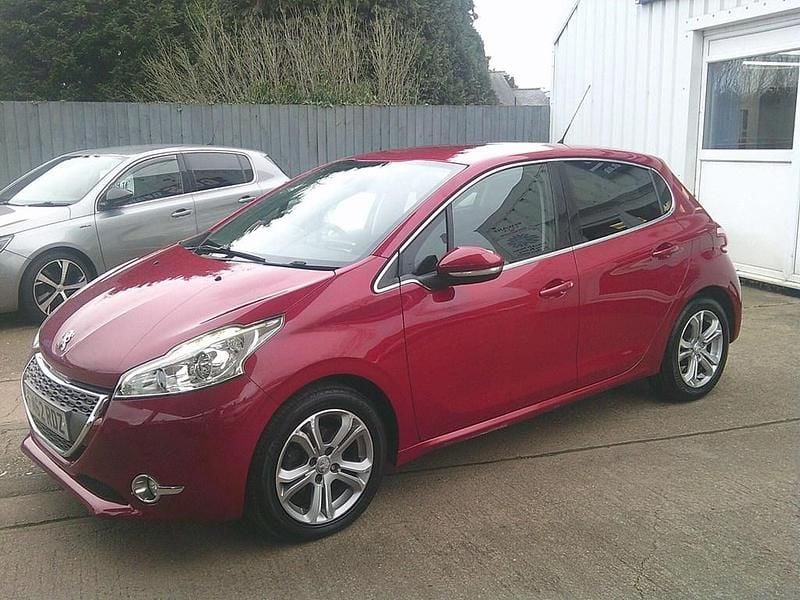 Used Peugeot 208 Allure 70 HP (51 kW) 2014 Red Hatchback