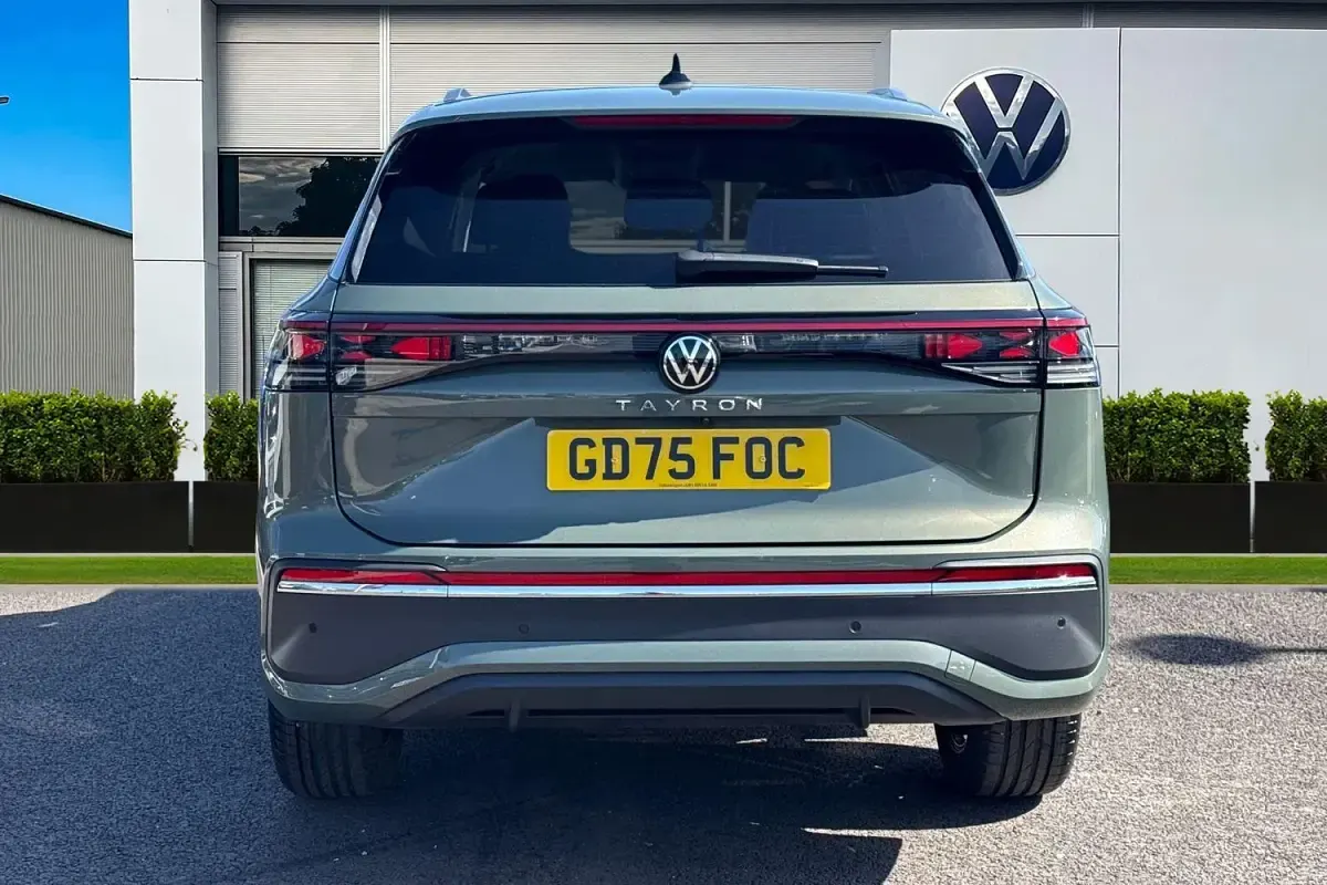 Nouă VW Touran Elegance 150 CP (110 kW) 2026 Verde Monovolum