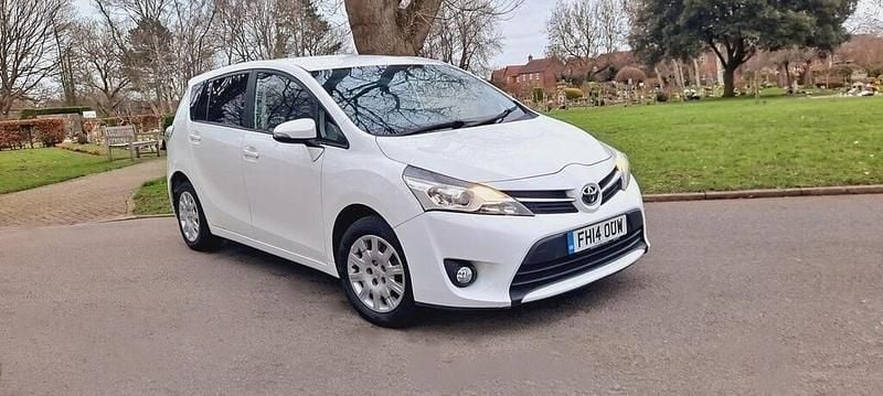 White Used 2014 Toyota Verso Active MPV | £4,795 (Fair price) - Image 1/4