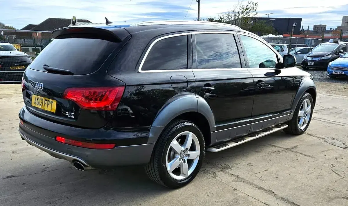 Begagnad Audi Q7 Advanced 2025 Svart SUV
