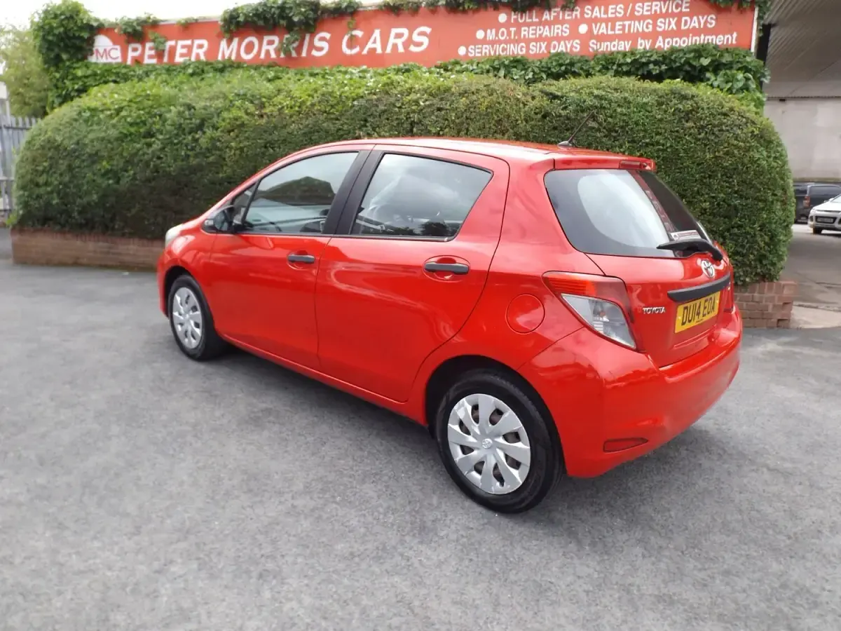 Used Toyota Yaris Active 69 HP (50 kW) 2014 Red Hatchback